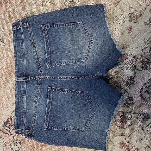 No Boundaries Mid-Rise Distressed 4" Inseam Frayed Hem Jean Short - Size 13 - Picture 7 of 7